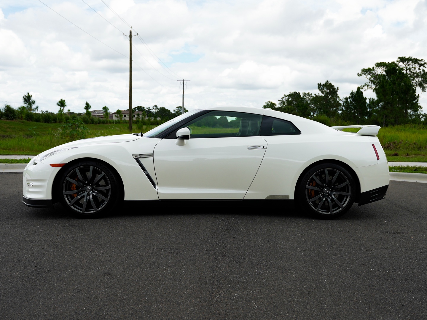 2013 Nissan R35 GTR - Secondary View
